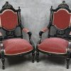 Een lot van 4 19e eeuwse stoelen in Louis XVI-stijl waarvan 2 gewone- en 2 armstoelen. Zwart gelakt gesculpteerd hout en bekleed met een roze velours stof.