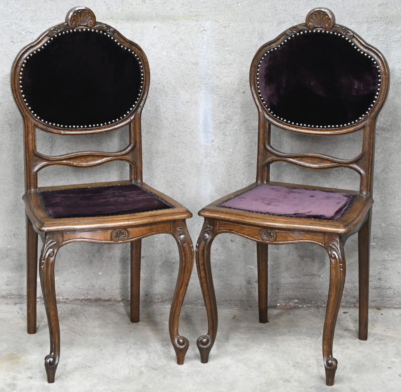 Een paar antieke stoelen in Louis XV-stijl, massief eik met een donkerpaarse velours bekleding.