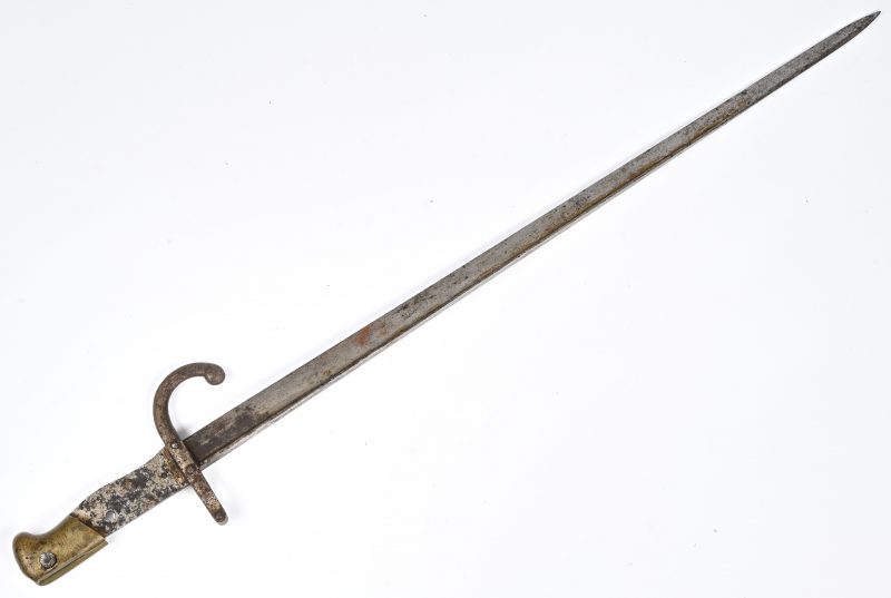 Een oude Franse bajonet met opschrift: ‘Mre d’armes de St Etienne, Juillet 1876. Het houten deel van het handvat ontbreekt.