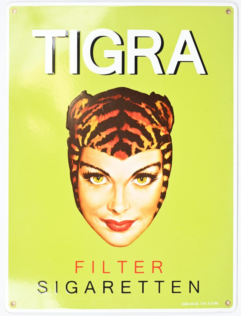 Een emaillen reclamebord van Tigra, uitgebracht na het overlijden van Angelina Saey (1933 - 1979), het Antwerpse fotomodel dat model stond voor het iconische logo. Email Belge TPB 4/3/89.
