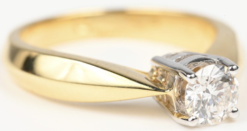 Een 18 kt wit en geelgouden ring bezet met centrale briljant van 0,51 ct. GVVS2.