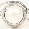 Een 18 kt witgouden ring bezet met parel en briljanten met een gezamenlijk gewicht van +- 0,44 ct.