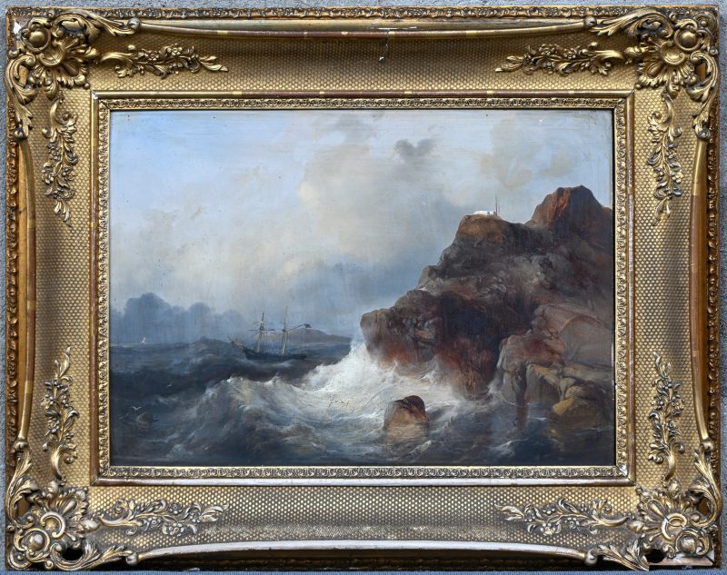“Stormachtige zee aan de rotskust”. Een 19e eeuws schilderij, olieverf op paneel in vergulde kader, niet gesigneerd.