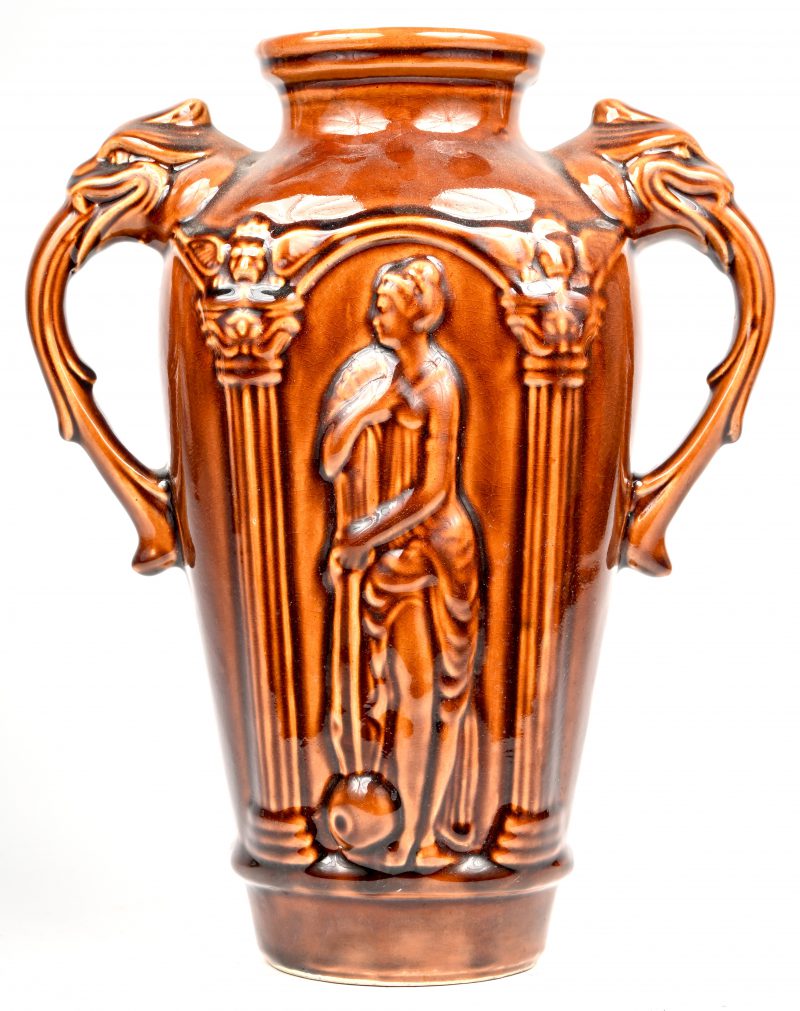 Een vintage geglazuurd aardewerken vaas met waterspuwers en in Griekse gewaden getooide dames.