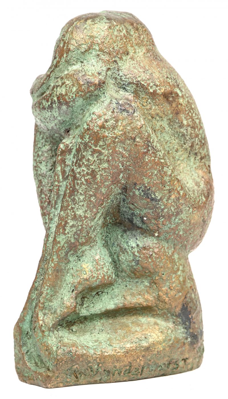 “Innige omhelzing”. Een groen gepatineerd bronzen beeldje, getekend R. Vandervorst.