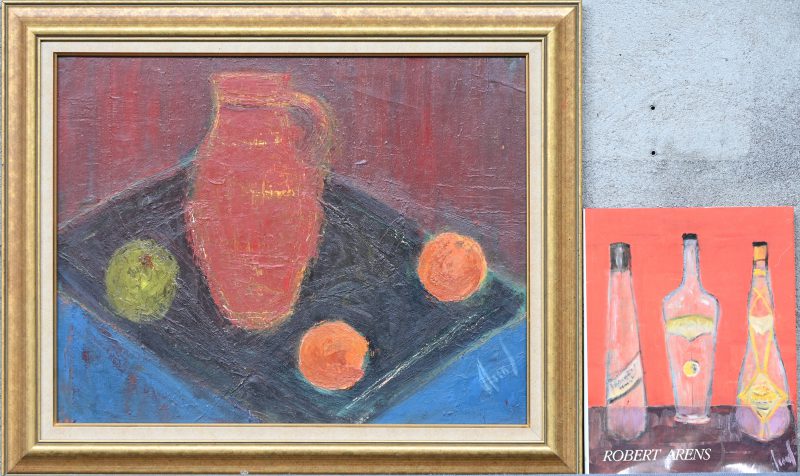 “Stilleven met kan en fruit”. Een schilderij, olieverf op paneel, gesigneerd Arens. Toegevoegd een boek over het leven en werk van de kunstenaar.