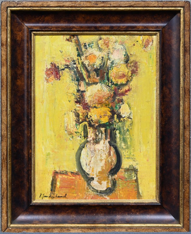 “Bloemenvaas in geeltinten”. Een schilderij, olieverf op paneel, gesigneerd K. J. Van den Heuvel.