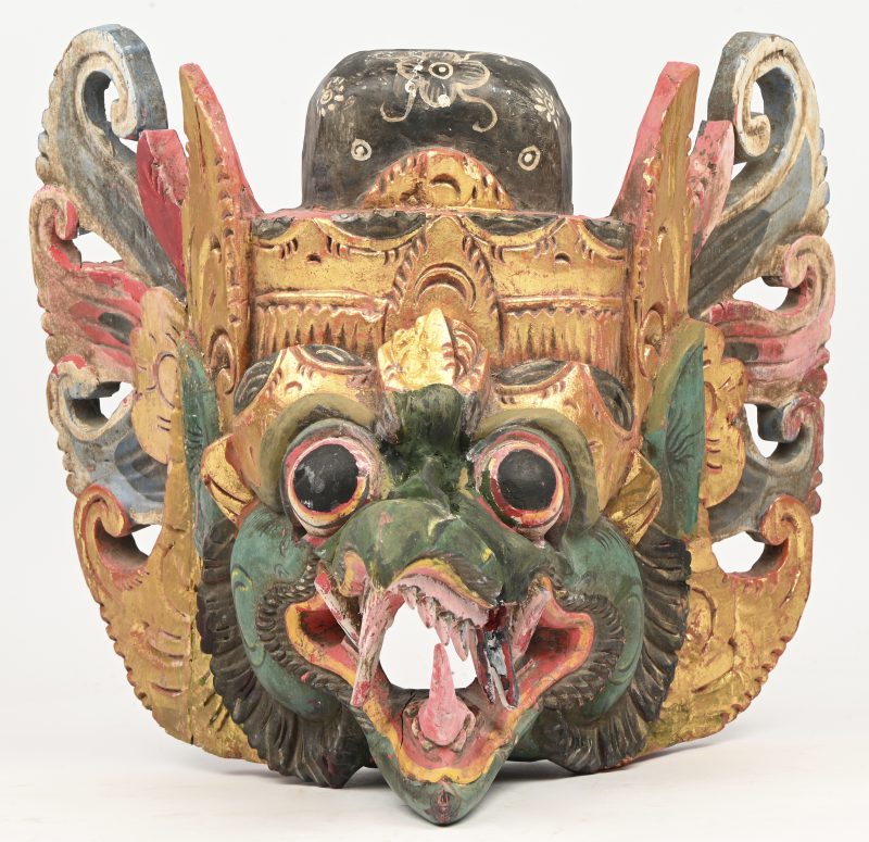 Een polychroom houten gesculptuurd Balinees Garuda masker met vergulde details.