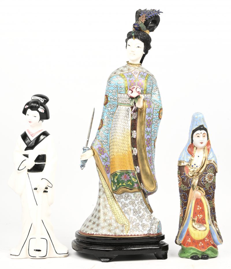 “3 dames”. Een lot van 3 Aziatische beeldjes in Satsuma, porselein en cloisonné; Guanyin, Kannon en een Geisha.
