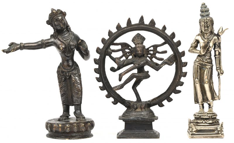 Een lot van 3 brons en verzilverde beeldjes; bestaande uit een Devi, Shiva en Dewi Sri.