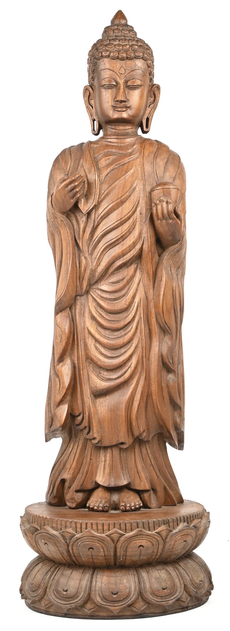 Een houten gesculpteerd beeld van een staande Boeddha.