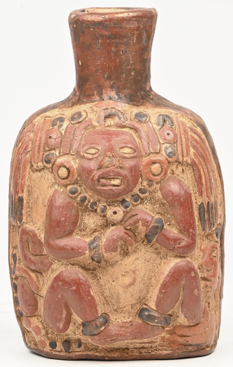 Een polychroom aardewerken sierkruik in Precolumbiaanse stijl.