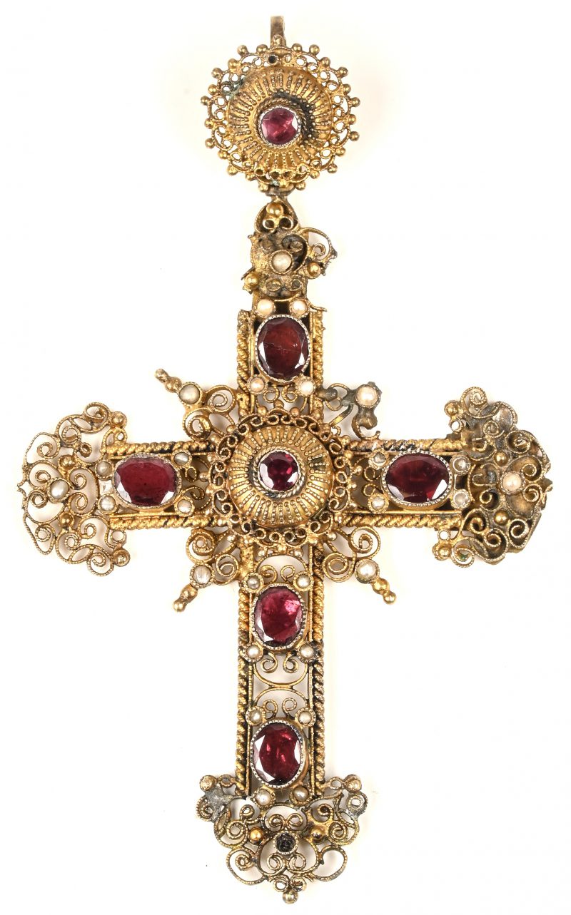 Een verguld koperen Byzantijnse kruis bezet met ruw geslepen granaat met een gezamenlijk gewicht van +- 4 ct. en fijne pareltjes. 19de eeuws.
