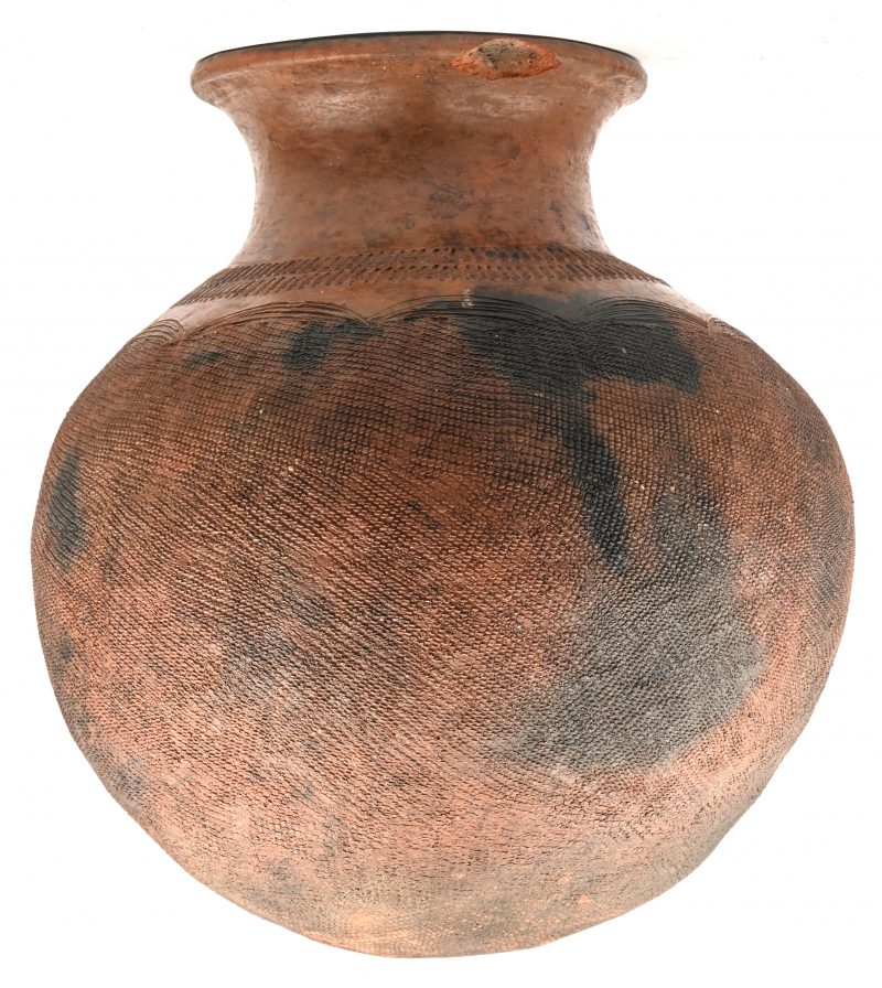 Een grote aardewerken bolvormige kruik, vermoedelijk Afrikaanse origine. Schilfer aan de rand.