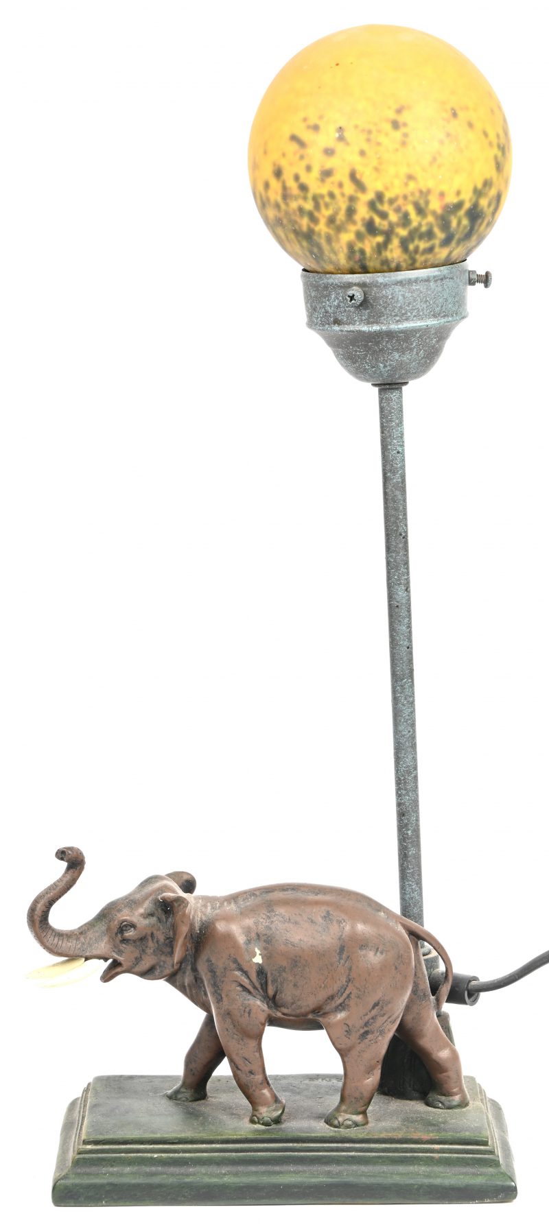 Een retro tafellampje met kunstoffen beeldje van een olifant. Metalen arm met 1 lichtpunt en glaspasta bolvormige kap.