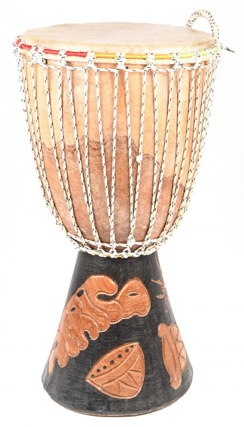 Een houten Afrikaanse Djembé met gesculpteerde details. In stoffen draagzak.