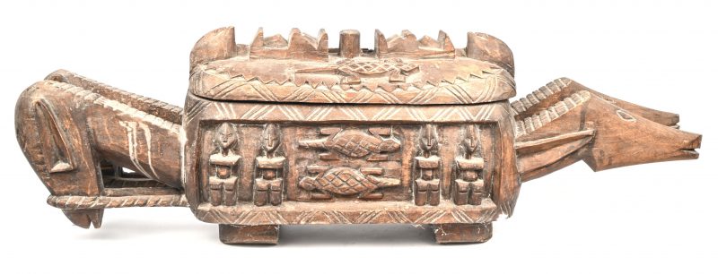“Aduno Koro”. Een hout gesculpteerde rituele koffer met reptielen en figuratief decor. Dogon, Mali.