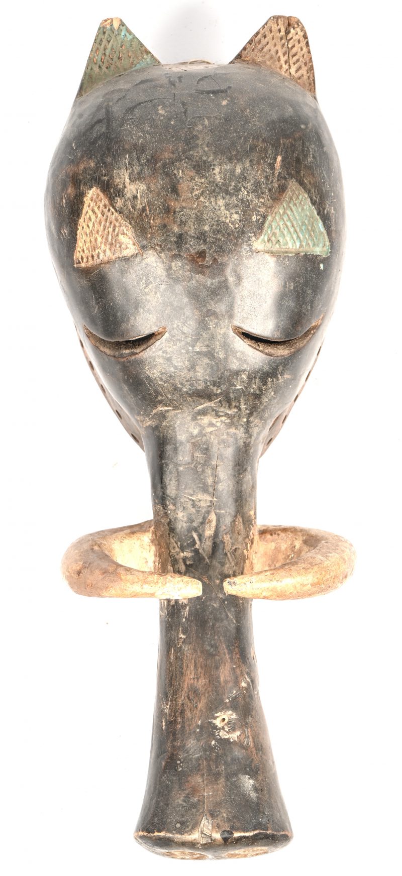 Een Afrikaans houten masker, gesculpteerd in de vorm van een zwijn met slagtanden, Mali.