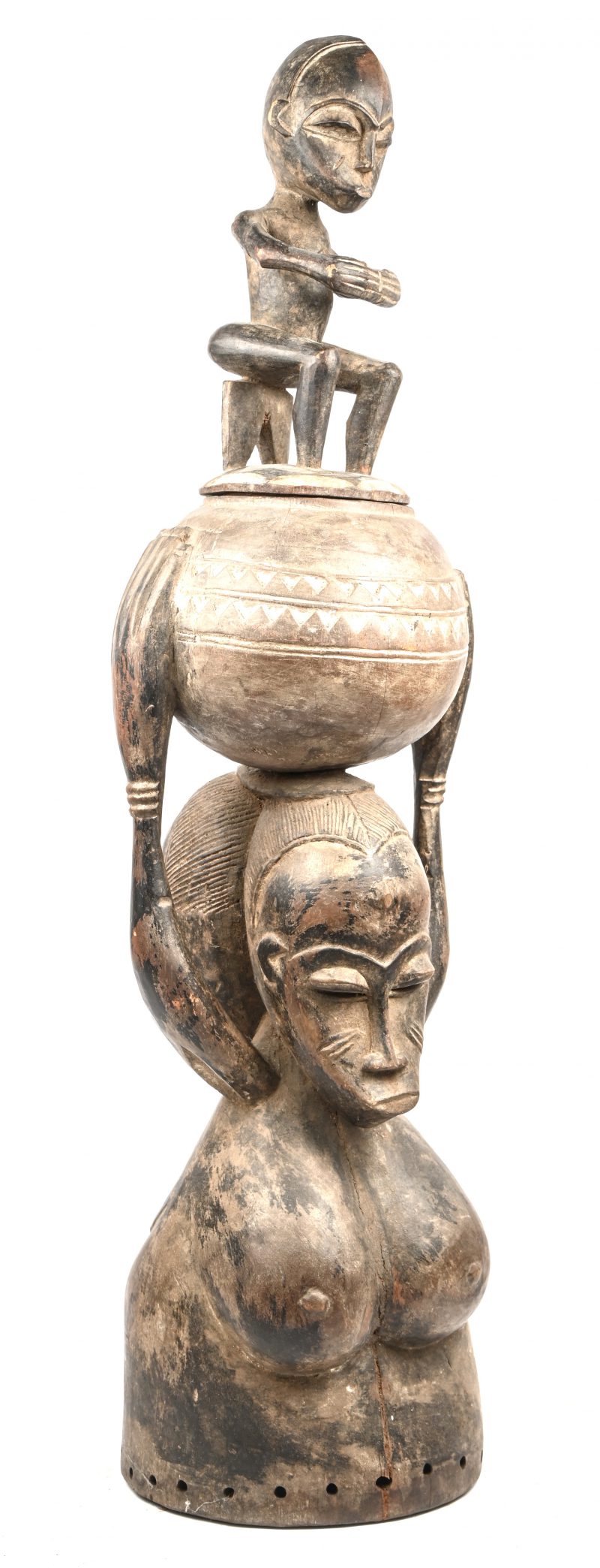 Een Afrikaans houten beeld met gesculpteerd gezinstafereel en bovenaan bolvormige pot, Congo. Zijdelingse barst in de pot aanwezig.