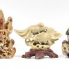 Een lot van 8 Chinese gesculpteerde beeldjes in speksteen met diverse voorstellingen gerelateerd aan de fauna en flora.