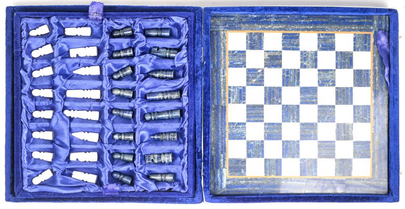 Een schakbord met schaakstukken, beide in lapis-lazuli en kwarts vervaardigd.