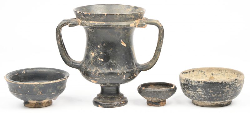 Een lot van vier antieke aardewerken bodemvondsten, mogelijk Etruskisch, bestaande uit een tweehandsbeker en drie kleinere schalen.