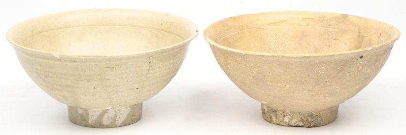 Een lot van twee antieke aardewerken kommen, naar Song-dynastie.