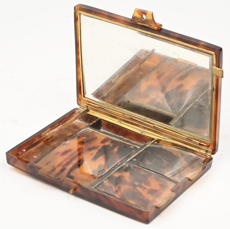 Een make-up doos met ingebouwde spiegel, afkomstig uit de 19e eeuw, met schilpadmotief.