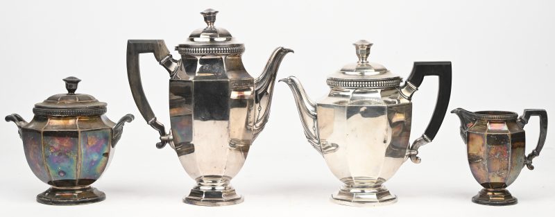 Een verzilverd theeservies bestaande uit een theepot, een koffiepot, een melkkan en een suikerpot, uitgevoerd in een art deco stijl, vervaardigd uit verzilverd metaal, daterend uit de vroege 20e eeuw, gemerkt met het nummer 5834.