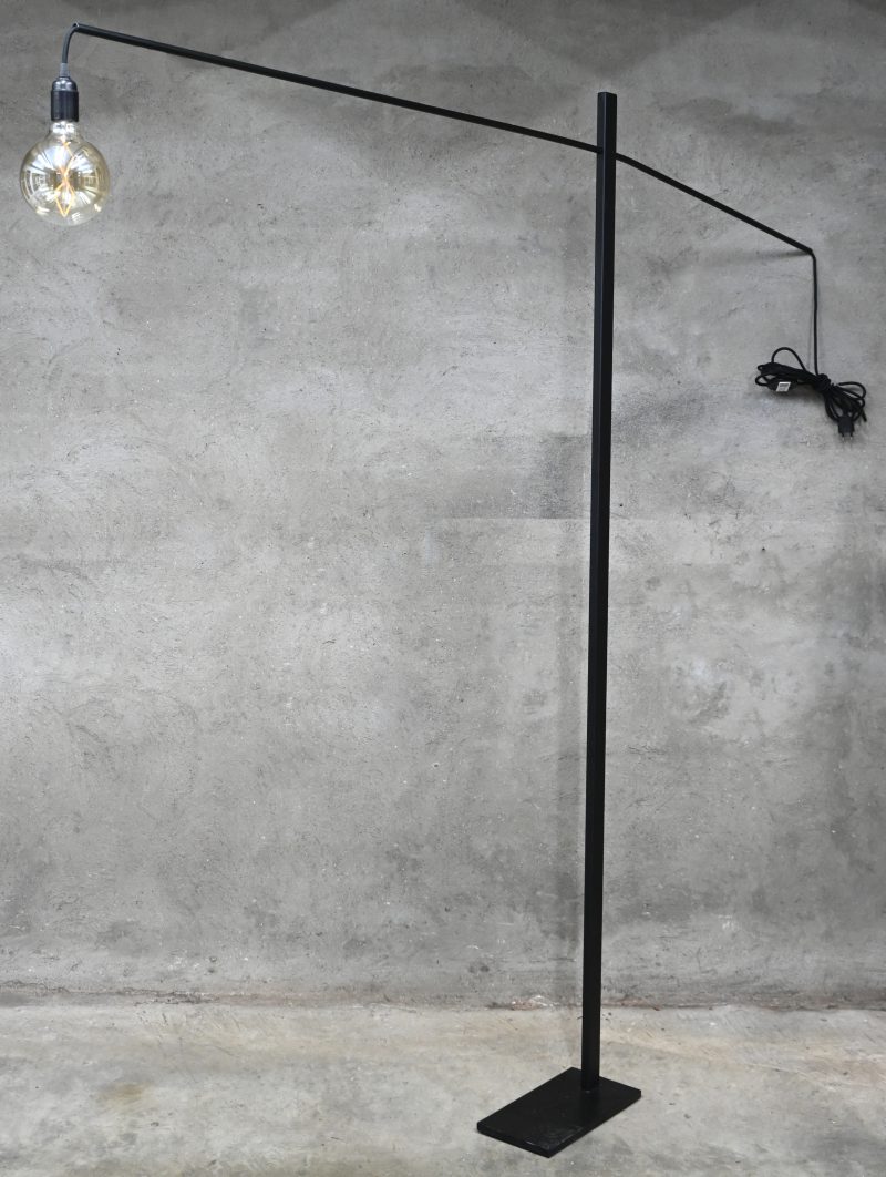 “Flamingo L”. Een zwart gelakt metalen design staande lamp. Ontwerp door Antonino Sciortino voor Serax.