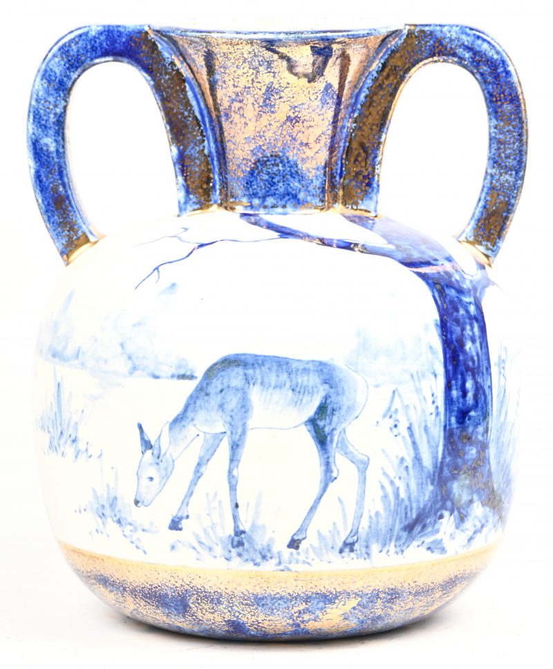 Een art-deco vaas in geglazuurd aardewerk met een heide-decor met een hert. Gemerkt St. Ghislain, Made in Belgium.