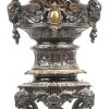 Een oude tafellamp in kunstbrons met ramskoppen en guirlandes. Onderaan gemerkt Louis XV.