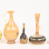 Een lot van 15 stuks art-nouveau glas, deels gemetaliseerd, bestaande uit flesjes, vaasjes en glaasjes. In de stijl van Loetz.