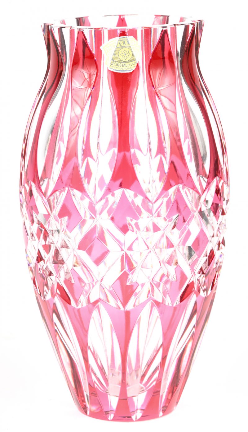Een geslepen kristallen vaas, roze in de massa gekleurd, inderaan gesigneerd Val Saint Lambert en eveneens een naamsticker.