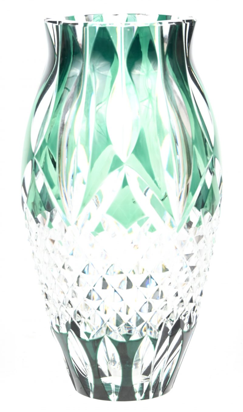 Een geslepen kristallen vaas, groen in de massa gekleurd, inderaan gesigneerd Val Saint Lambert.