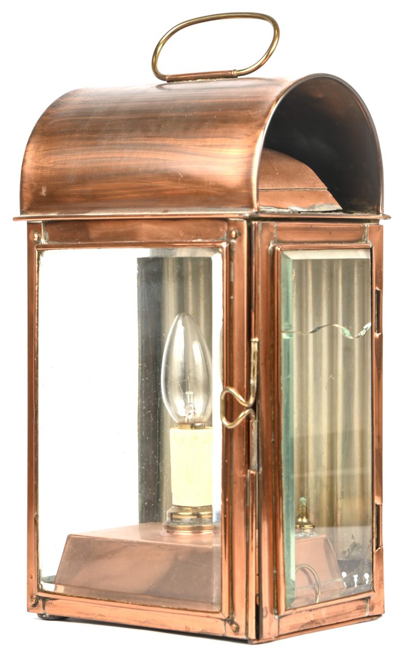 Een oude scheeps-olielamp in koper en geslepen glas (1 glas gebarsten). Omgebouwd tot elektrische lamp.