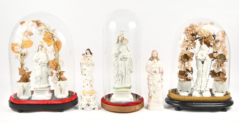 Een lot van 3 oude glazen stolpen op houten voet met hierin heiligenbeelden en vaasjes in Brussels porselein. Toegevoegd nog 2 heiligenbeelden waarvan 1 in Brussels porselein.