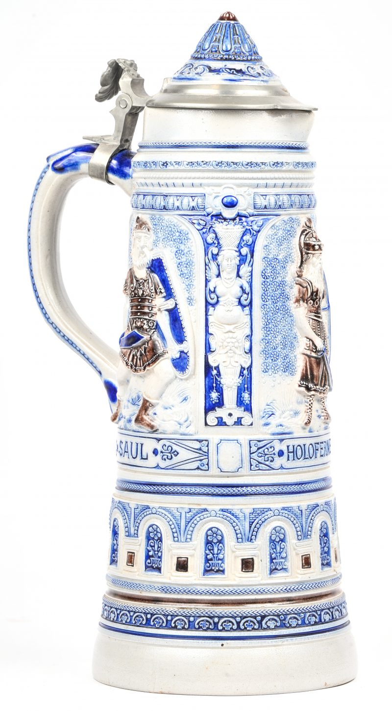 Een grote Duits aardewerken bierpul met tinnen deksel in grijs en blauw.