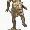 “Cupido”. Een bronzen beeldje op houten sokkel, de pijl in zijn rechterhand is afgebroken. Naar Auguste Moreau.