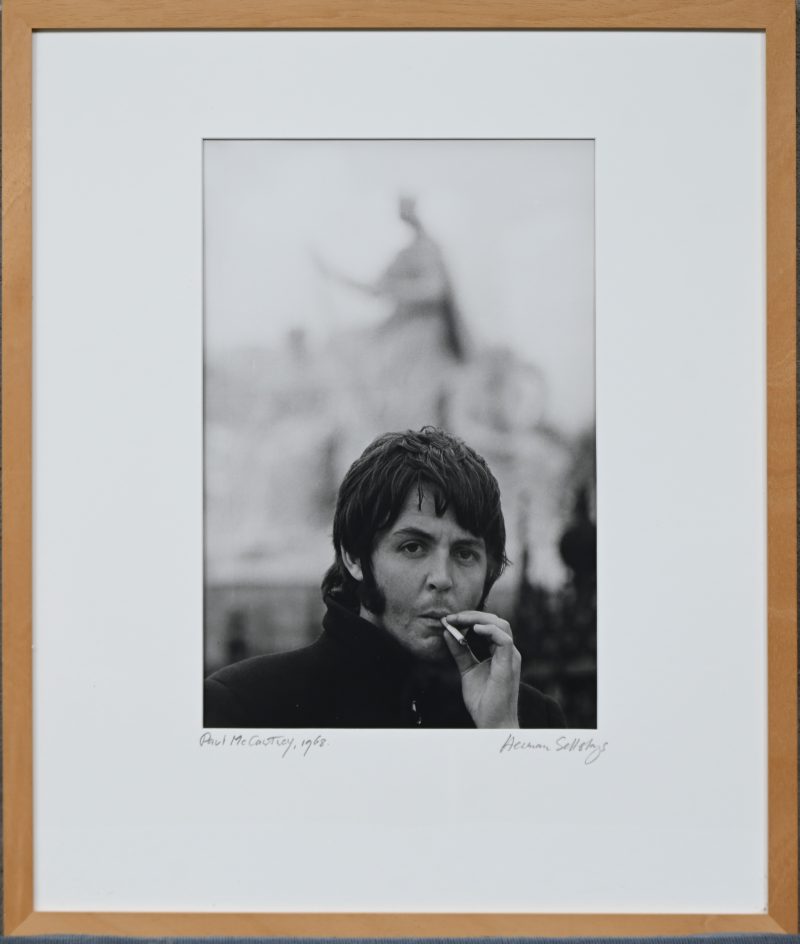 “Portret van Sir Paul McCartney, Hyde Park, Londen 1968”. Een foto op papier, onderaan buiten de plaat gesigneerd en getiteld.