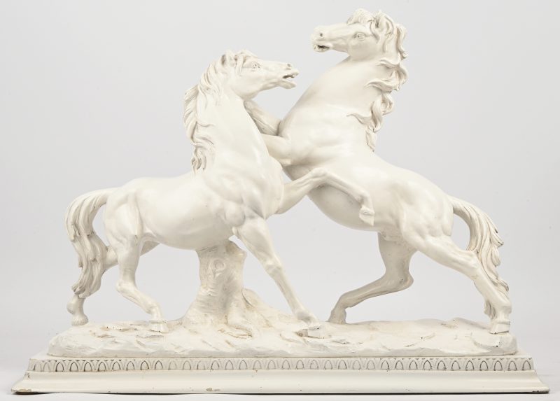 Een beeld in gegoten kunststof van twee paarden. Gemerkt A. Santini. Kleine schade.