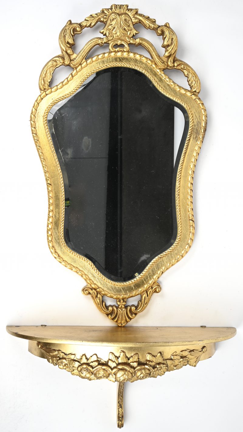 Een geslepen spiegel in een vergulde houten kader. Met bijhorende wandconsole.