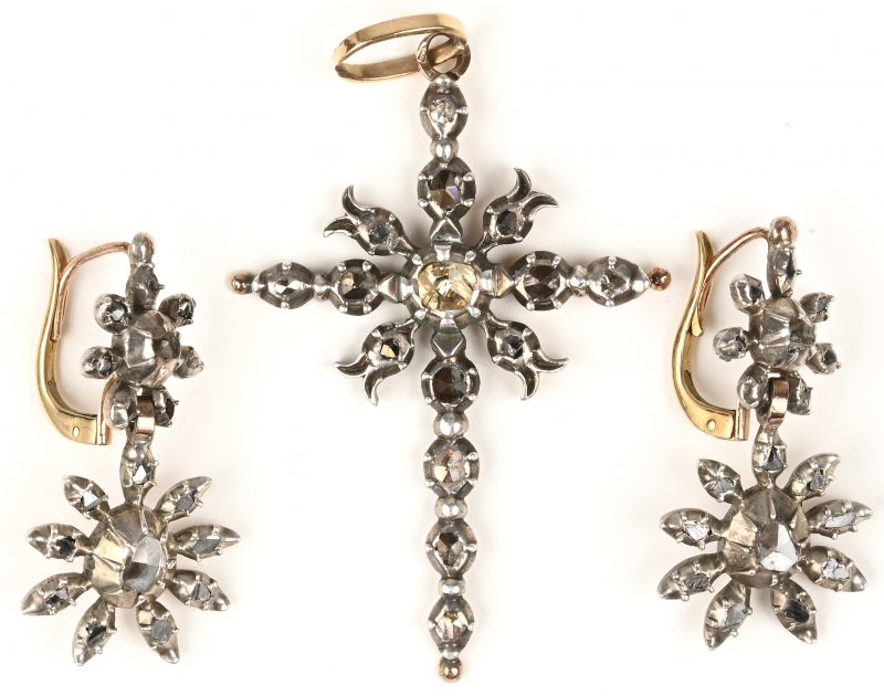 Een 14 kt geelgoud en zilveren Vlaams kruis met bijpassende oorbellen bezet met diamanten oude slijp met een gezamenlijk gewicht van +- 1,50 ct.