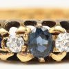 Een 18 kt geelgouden ring bezet met twee diamanten oude slijp en drie saffieren met een gezamenlijk gewicht van +- 0,30 ct.