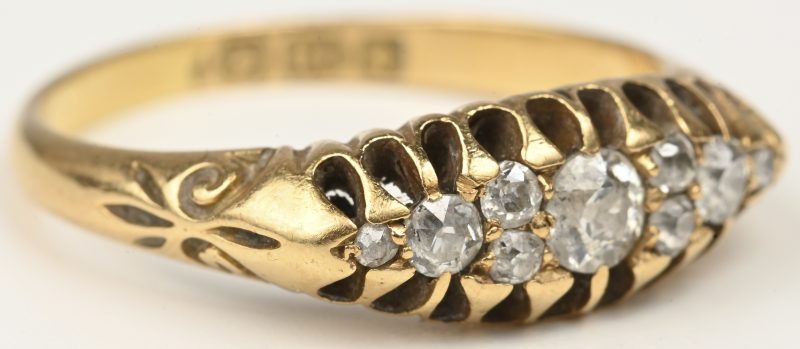 Een 18 kt geelgouden ring bezet met diamanten oude slijp met een gezamenlijk gewicht van +- 0,30 ct.