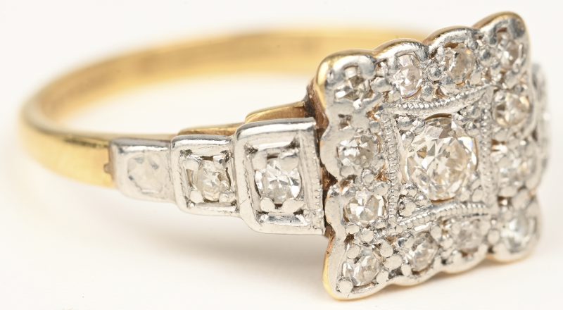 Een 18 kt geelgouden en platina ring bezet met diamanten oude slijp met een gezamenlijk gewicht van +- 0,30 ct.