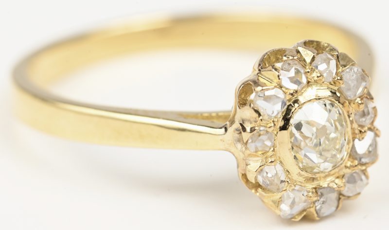 Een 18 kt geelgouden en platina ring bezet met diamanten oude slijp met een gezamenlijk gewicht van +- 0,40 ct.