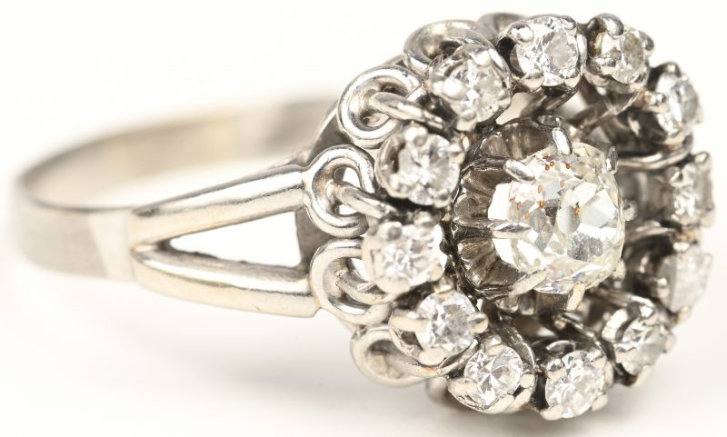 Een 18 kt witgouden ring bezet met diamanten oude slijp met een gezamenlijk gewicht van +- 0,80 ct.