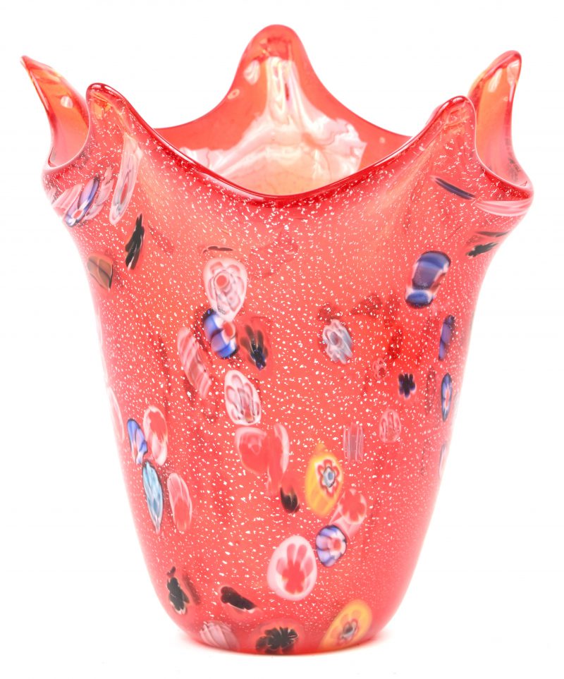 Een veelkleurige vaas met plooimotief van Murano glas.