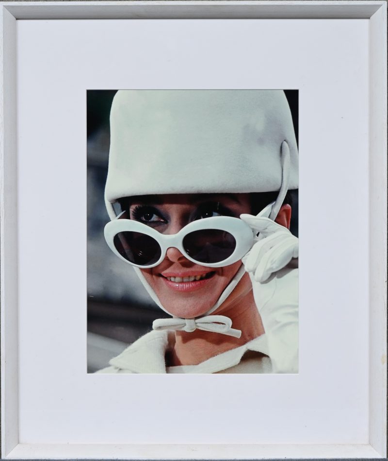 “Audrey Hepburn”. Een ingelijskte kleurenfoto.